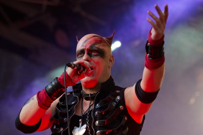 Teufel se apresentando com Tanzwut no Castle Rock Festival 2012